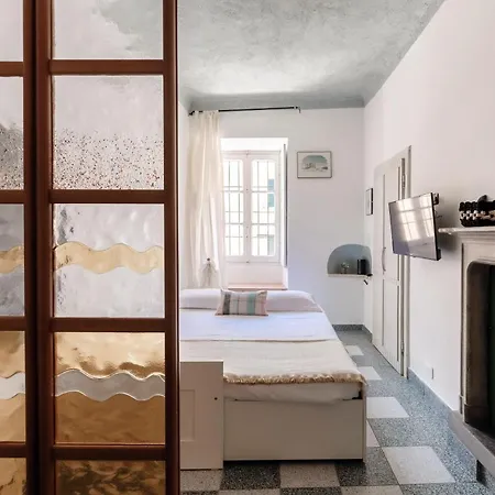 Tiny By Quokka 360 - Charming Lakeside In Apartment